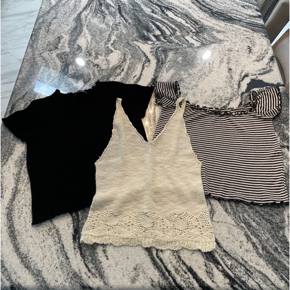 Brandy Melville Women’s/ Junior Short Sleeves Tops 🌺Lot of 3🌺Size Small